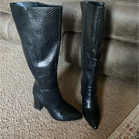 Shoes - Womens size 6 black boots